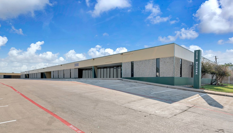 2526 Manana Dr, Dallas, TX à louer - Photo de l’immeuble – Image 2 sur 9