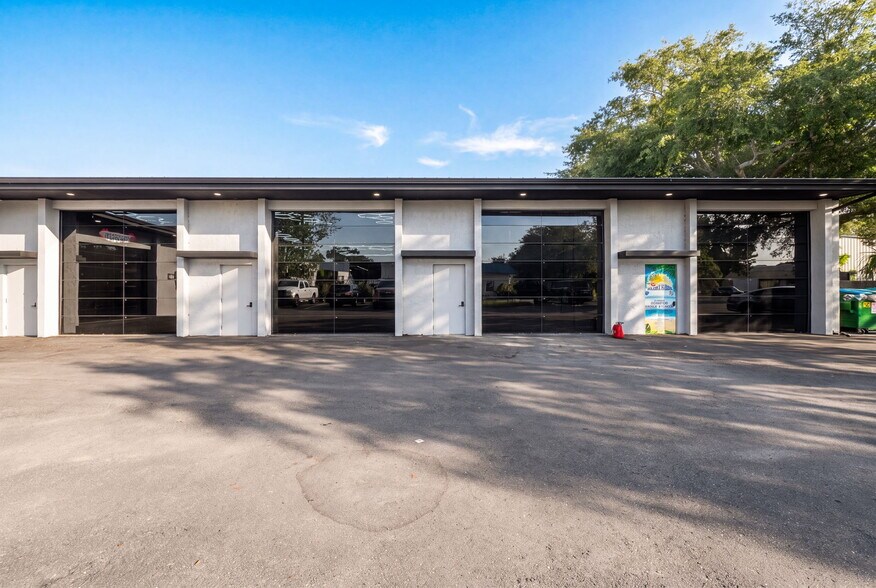 501 Interstate Ct, Sarasota, FL à vendre - Photo de l’immeuble – Image 2 sur 29