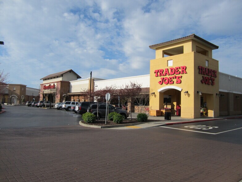 9600-9688 Bruceville Rd, Elk Grove, CA à louer - Photo de l’immeuble – Image 2 sur 5