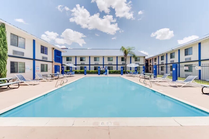 7060 North San Bernardo, Laredo, TX à vendre - Photo de l’immeuble – Image 2 sur 2