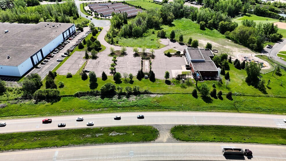 420 Park Ct, Lino Lakes, MN à louer - Photo de l’immeuble – Image 2 sur 4