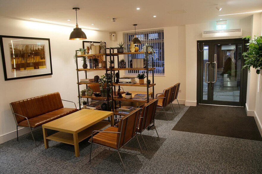 110 Manchester Rd, Altrincham à louer - Photo de l’immeuble – Image 2 sur 41