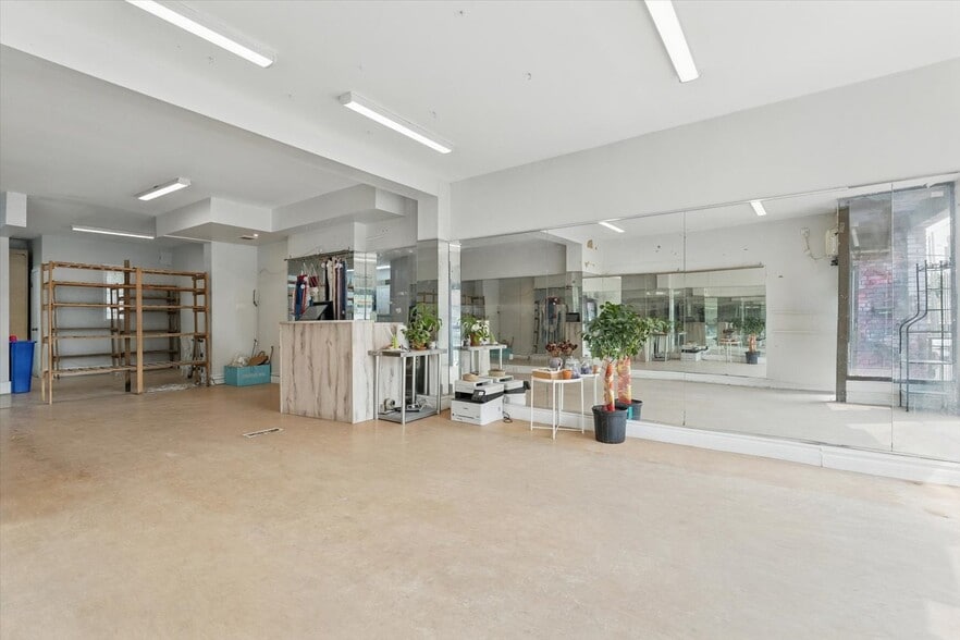 2257 Dundas St W, Toronto, ON à louer - Photo de l’immeuble – Image 2 sur 13