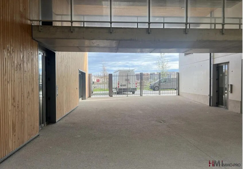 Local d'activités dans Rouen à vendre - Photo de l’immeuble – Image 3 sur 4