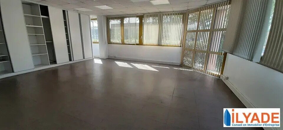 Bureau dans Vitrolles à louer - Photo de l’immeuble – Image 3 sur 6
