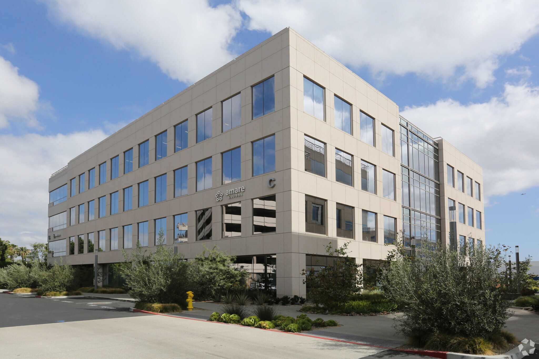 17872 Gillette Ave, Irvine, CA à louer Photo principale– Image 1 sur 13