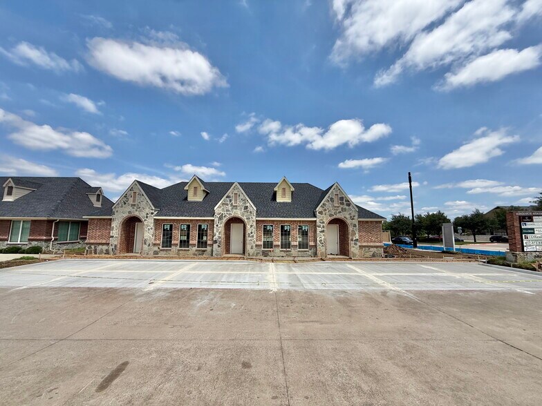305 Regency Pky, Mansfield, TX à louer - Photo de l’immeuble – Image 2 sur 16