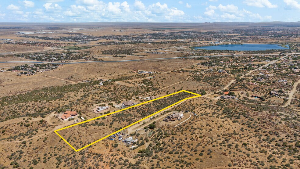 Lago Lindo Rd, Palmdale, CA à vendre - Photo de l’immeuble – Image 2 sur 13