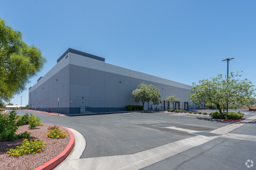 3838 Civic Center Dr, North Las Vegas, NV à louer - Photo de l’immeuble – Image 3 sur 16