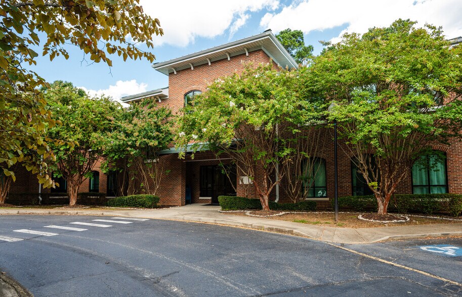 610 Jones Ferry Rd, Carrboro, NC à vendre - Photo de l’immeuble – Image 2 sur 6