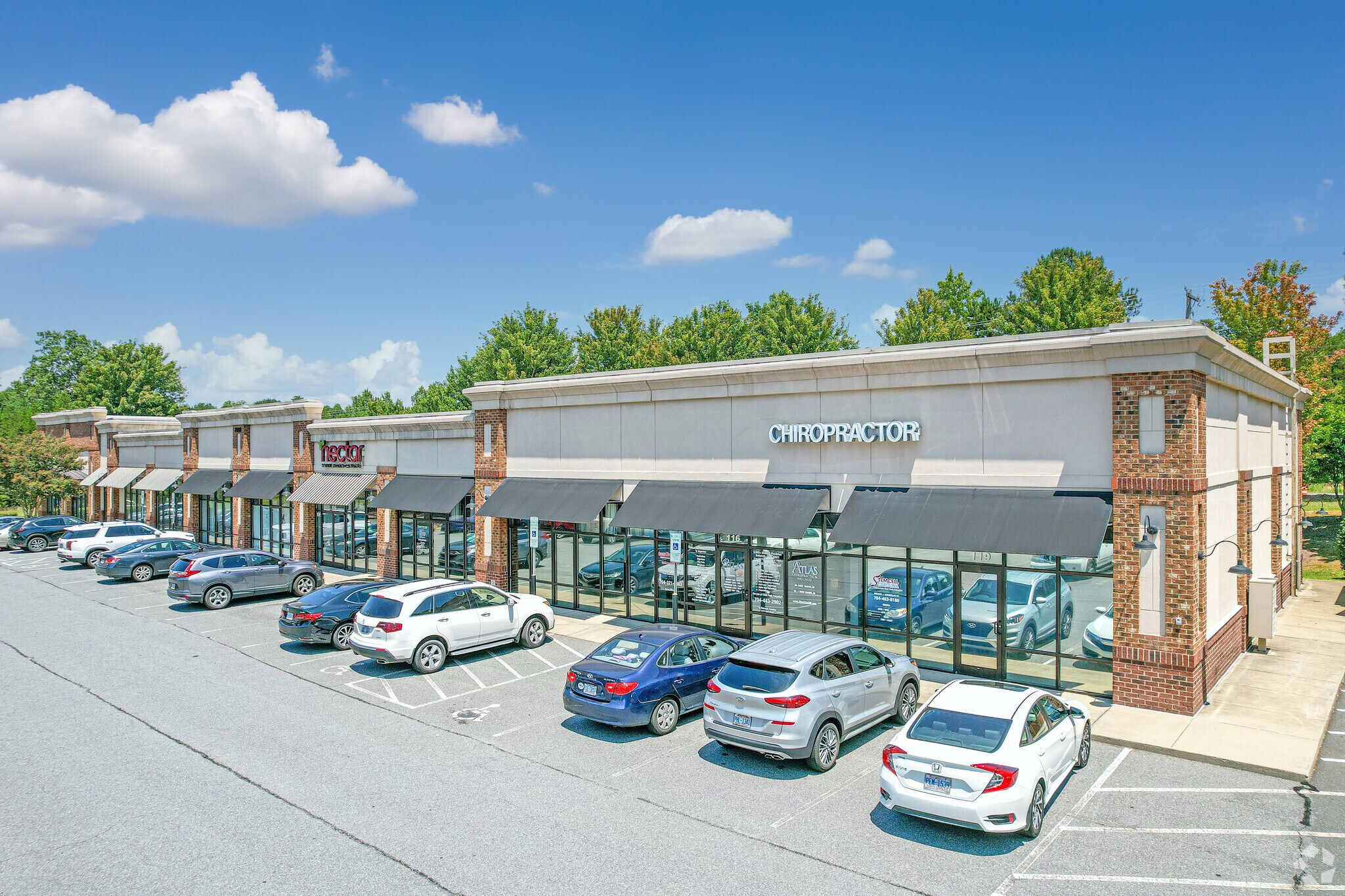 E John St, Matthews, NC à louer Photo de l’immeuble– Image 1 sur 9