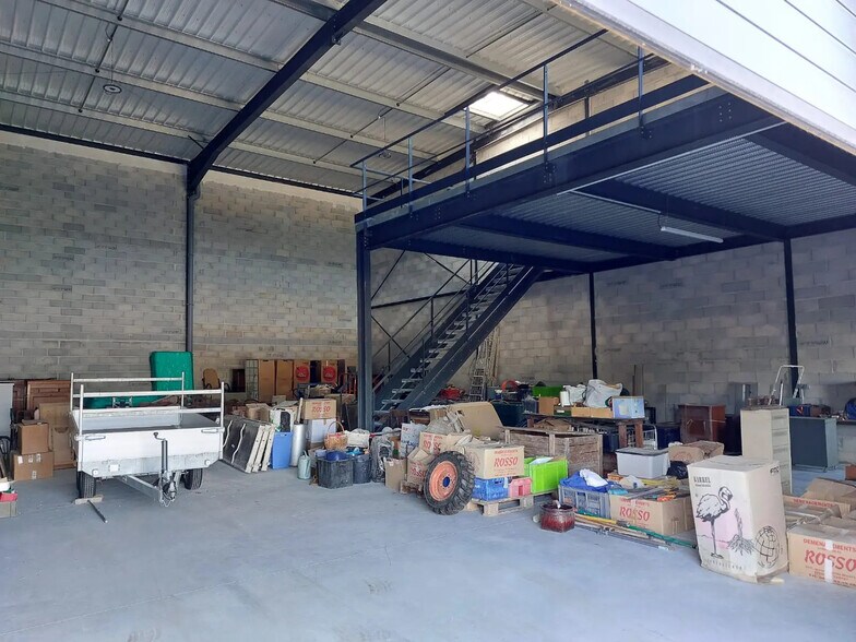 Industriel/Logistique dans Signes à louer - Photo de l’immeuble – Image 3 sur 7