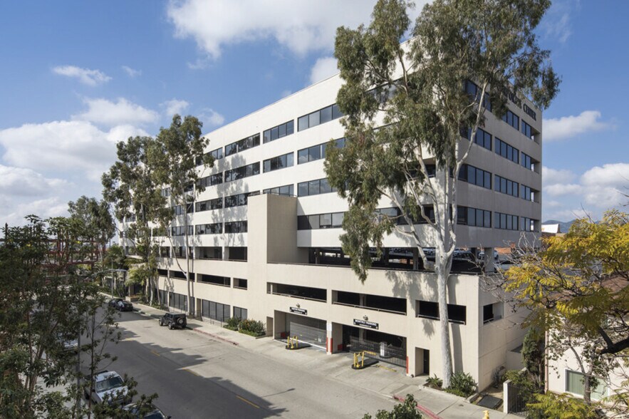 425 E Colorado St, Glendale, CA à louer - Photo de l’immeuble – Image 3 sur 11
