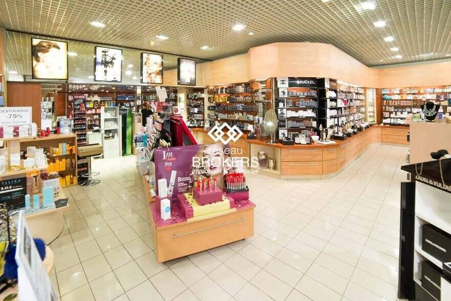 Local commercial dans Orange à louer - Photo de l’immeuble – Image 2 sur 5