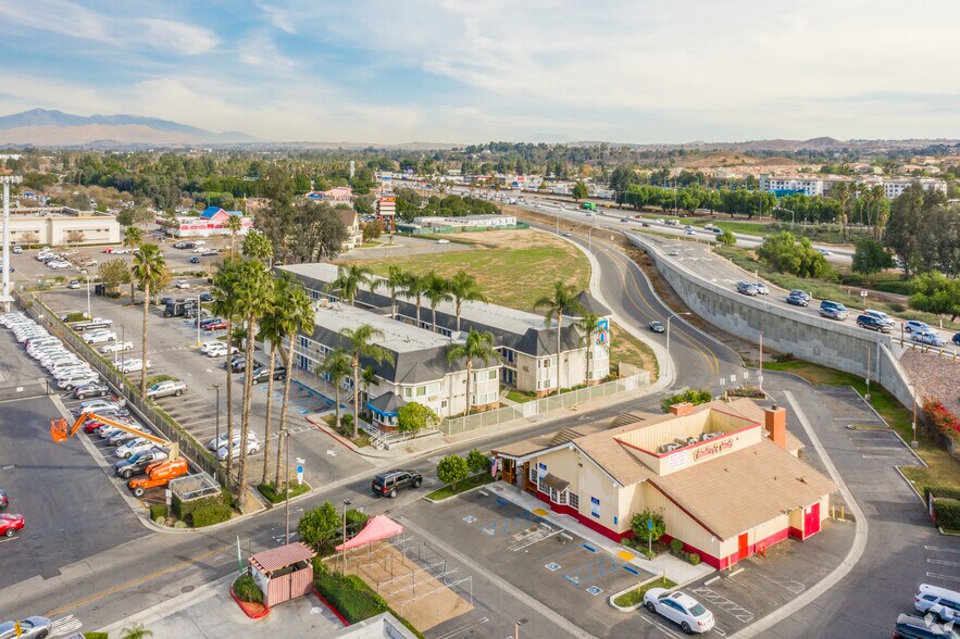 3663 La Sierra Ave, Riverside, CA à vendre - Photo de l’immeuble – Image 3 sur 22