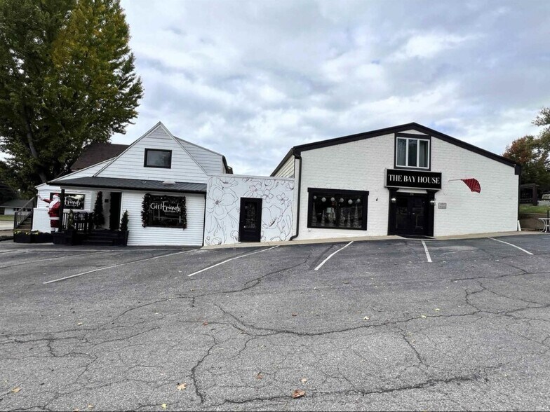 300 W Jennings St, Newburgh, IN à louer - Photo de l’immeuble – Image 1 sur 18