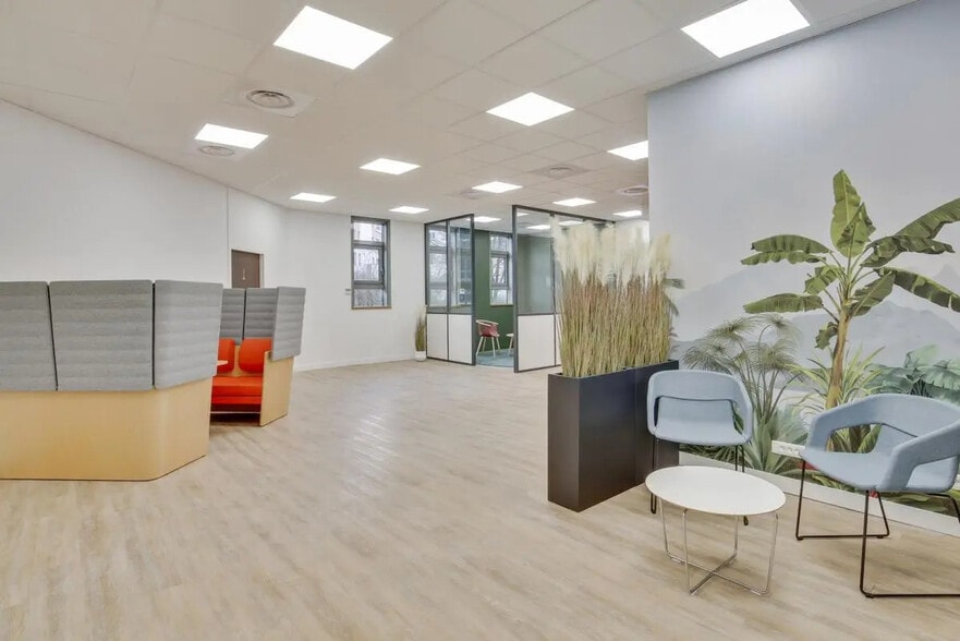 8 Rue Eugène Et Armand Peugeot, Rueil-Malmaison à louer - Photo de l’immeuble – Image 3 sur 10
