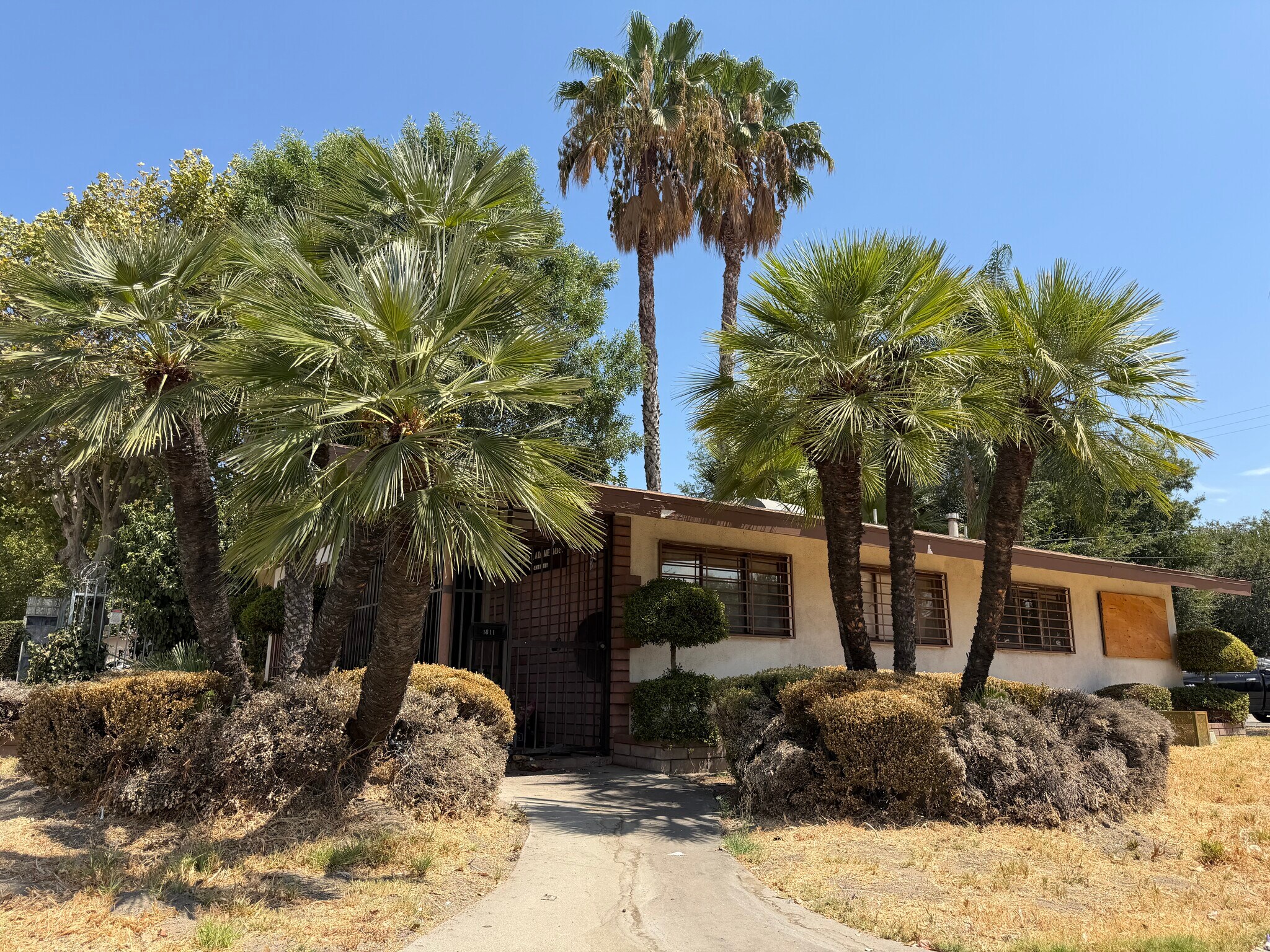 1811 N Waterman Ave, San Bernardino, CA à vendre Photo de l’immeuble– Image 1 sur 2