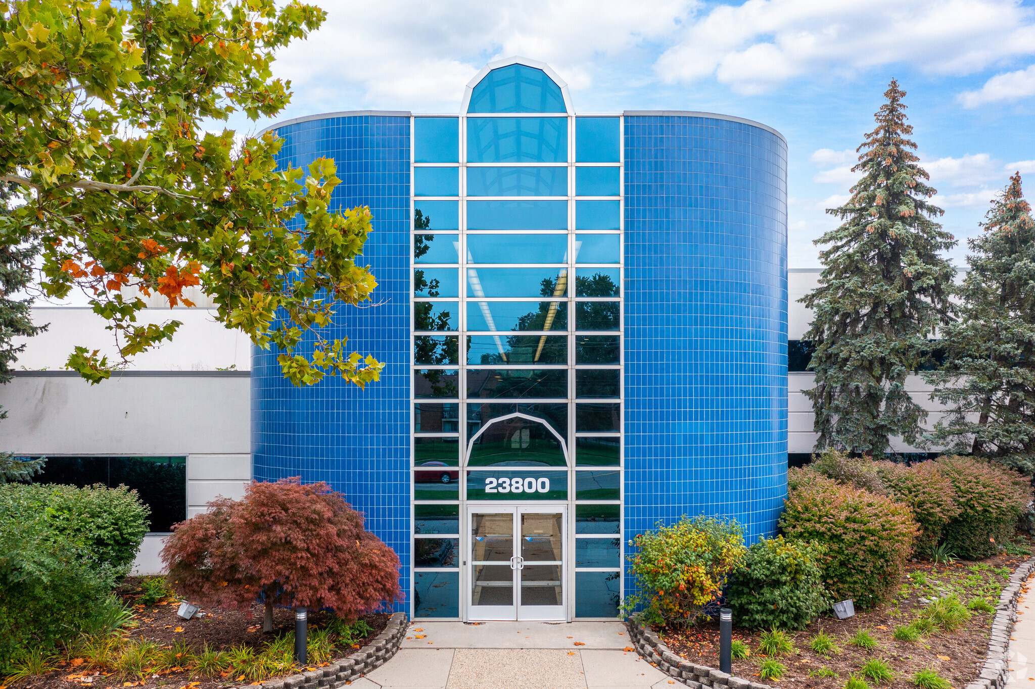23800 W 10 Mile Rd, Southfield, MI à louer Photo de l’immeuble– Image 1 sur 7