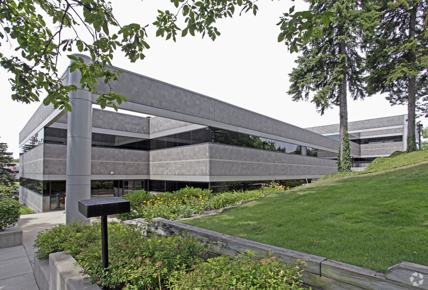 30500 Northwestern Hwy, Farmington Hills, MI à louer - Photo de l’immeuble – Image 3 sur 7