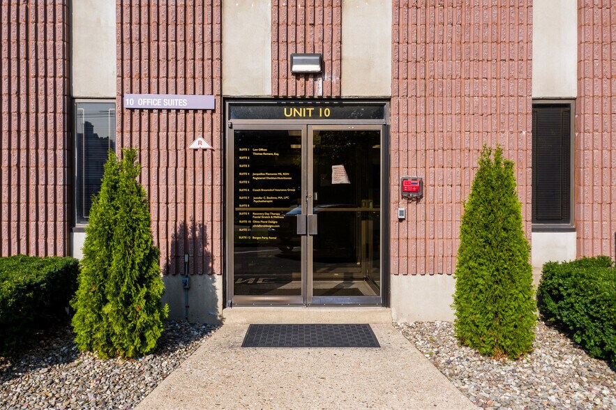 681 Lawlins Park, Wyckoff, NJ à louer - Photo de l’immeuble – Image 3 sur 8