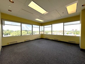 1547 Merivale Rd, Ottawa, ON à louer Photo intérieure– Image 2 sur 9