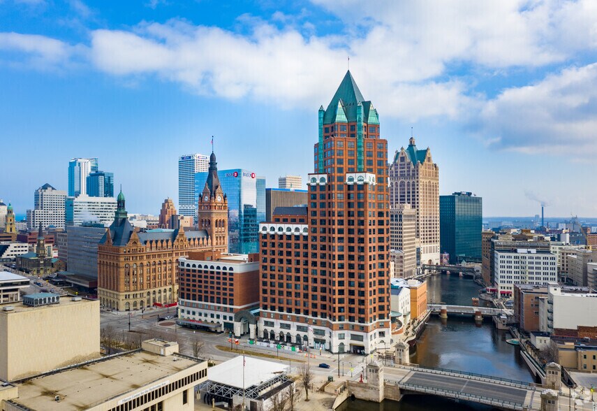 111 E Kilbourn Ave, Milwaukee, WI à louer - Photo principale – Image 1 sur 21