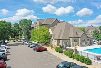 Plus de détails pour 8617 Edinbrook Xing, Brooklyn Park, MN - Logement à vendre