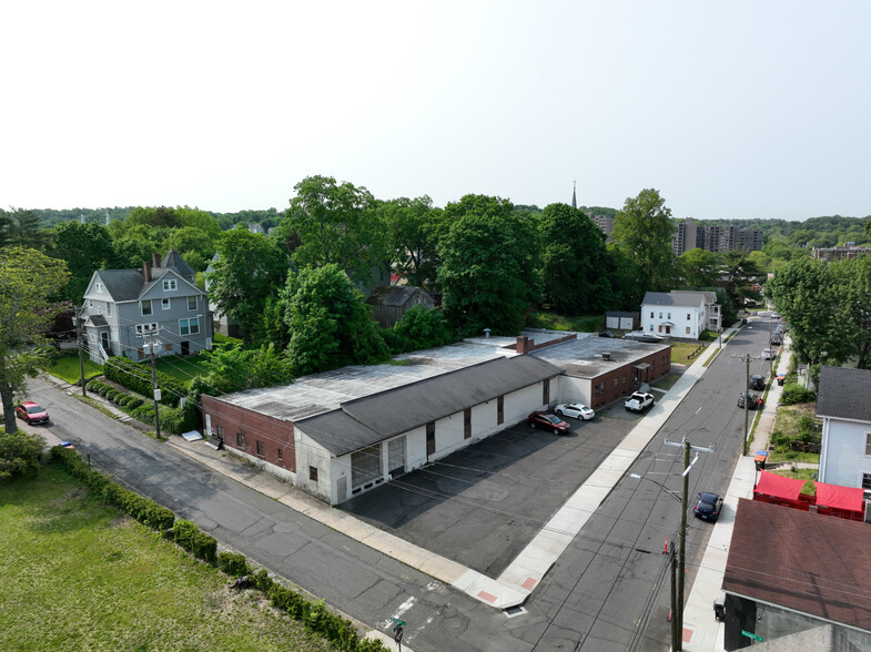 141 Grove St, Meriden, CT à louer - Photo de l’immeuble – Image 3 sur 16