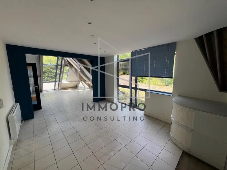 Local d'activités dans Bernay à vendre - Photo de l’immeuble – Image 3 sur 7