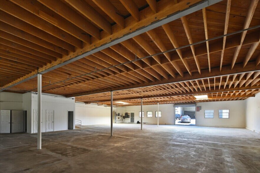 2230 S Barrington Ave, Los Angeles, CA à vendre - Photo intérieure – Image 3 sur 5