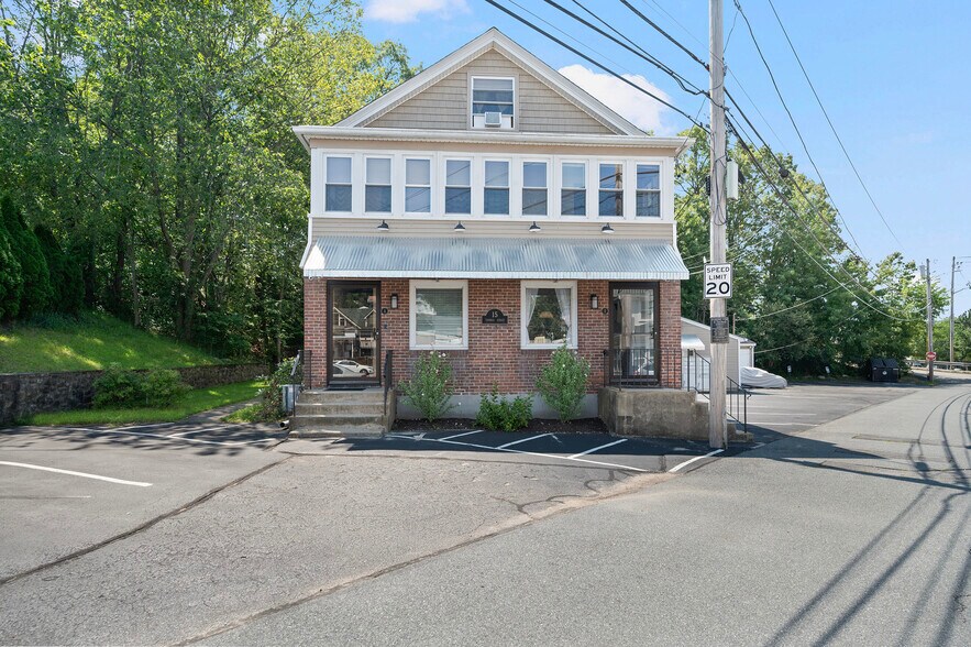 15 Thomas St, North Providence, RI à vendre - Photo de l’immeuble – Image 1 sur 44