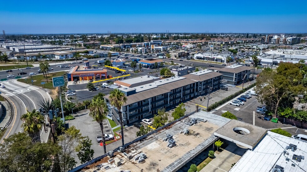 8062 Garden Grove Blvd, Garden Grove, CA à vendre - Photo de l’immeuble – Image 1 sur 20