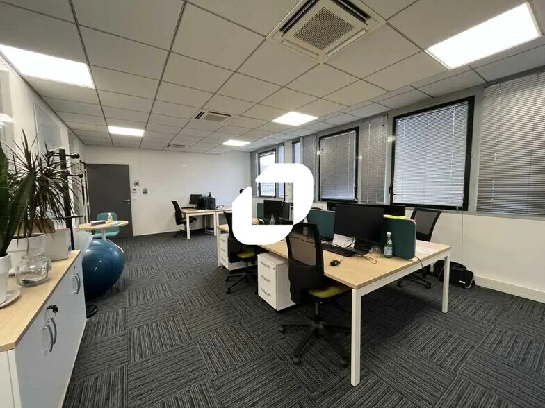 Bureau dans Villeurbanne à louer - Photo de l’immeuble – Image 2 sur 19
