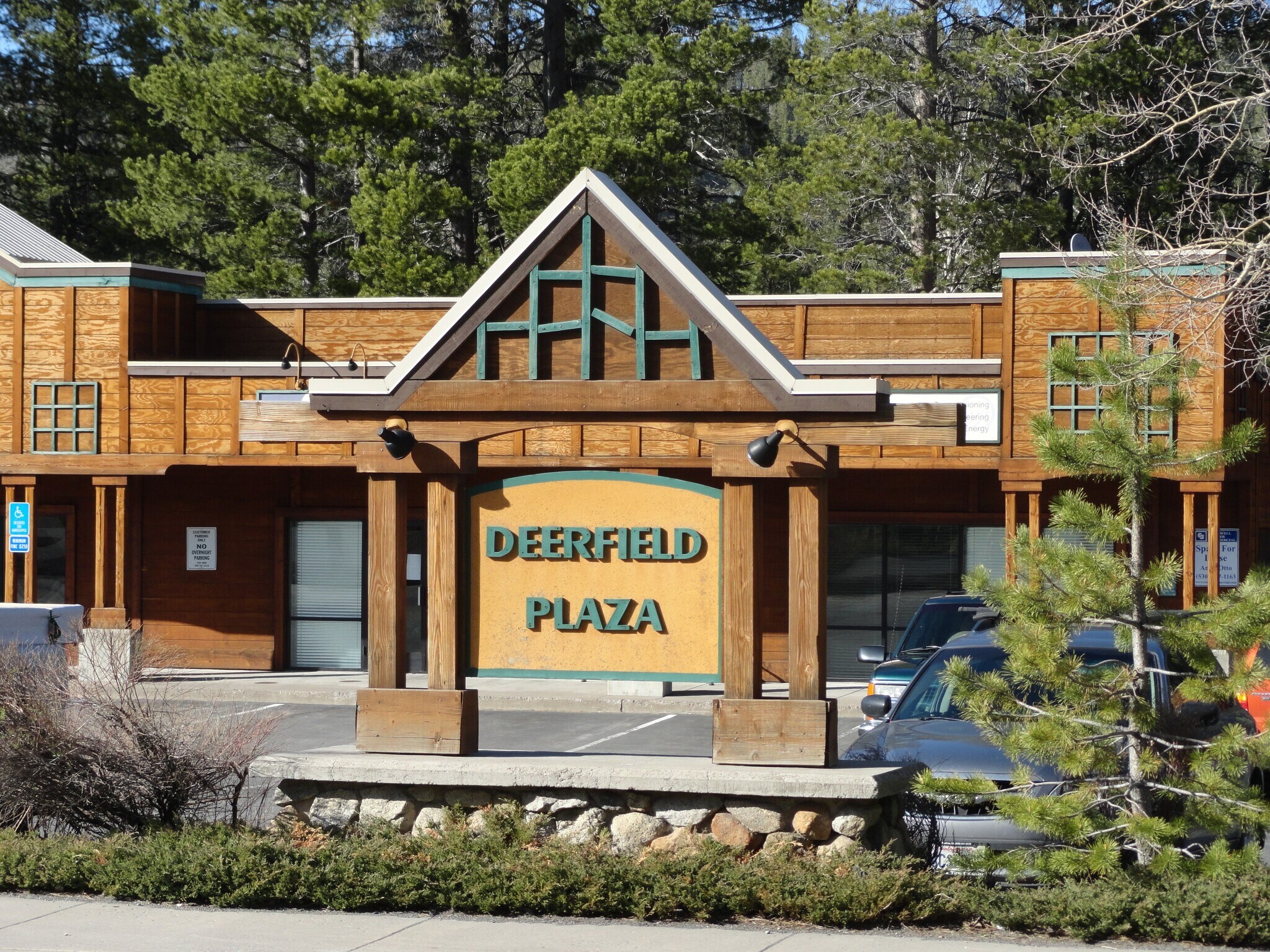 11448 Deerfield Dr, Truckee, CA à louer Photo de l’immeuble– Image 1 sur 9