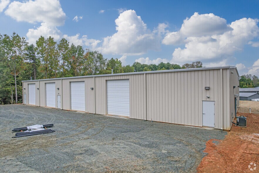 1050 Sardis Dr, Indian Trail, NC à louer - Photo de l’immeuble – Image 2 sur 7