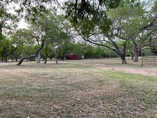 Plus de détails pour 1310 W Grand Ave, Yoakum, TX - Local commercial à vendre