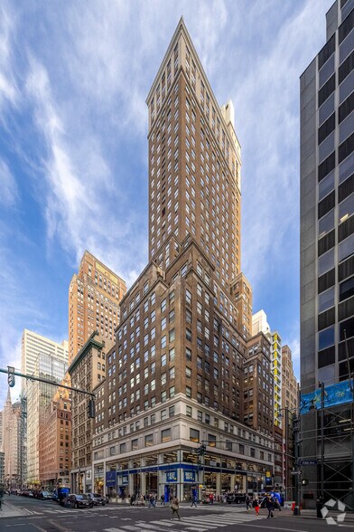 535 Fifth Ave, New York, NY à louer - Photo de l’immeuble – Image 1 sur 9