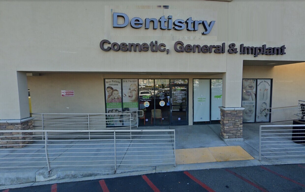 20040-20060 Ventura Blvd, Woodland Hills, CA à louer Photo principale– Image 1 sur 14