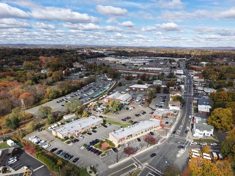 227 S Middletown Rd, Nanuet, NY à louer - Photo de l’immeuble – Image 2 sur 3