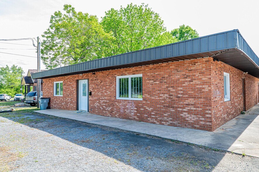 304 Virginia St SW, Lenoir, NC à vendre - Photo principale – Image 1 sur 40