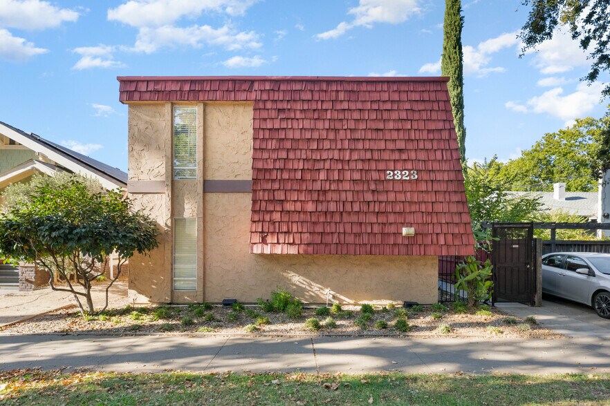 2323 W St, Sacramento, CA à vendre - Photo de l’immeuble – Image 1 sur 36
