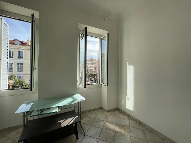 Bureau dans Menton à louer - Photo de l’immeuble – Image 1 sur 6