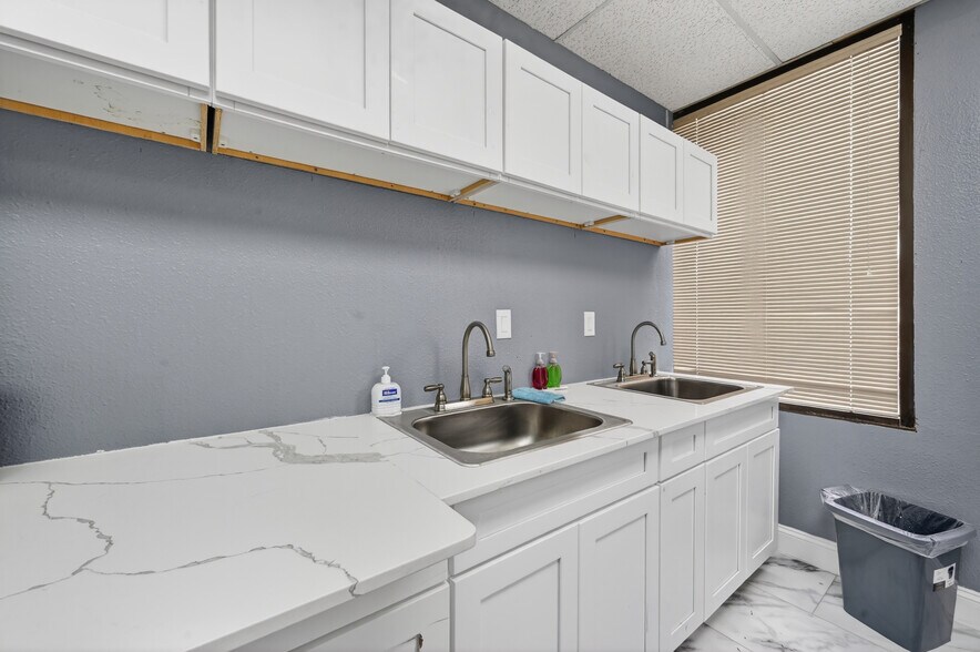 1404 W Walnut Hill Ln, Irving, TX à louer - Photo de l’immeuble – Image 3 sur 14
