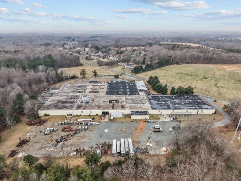 1000 E Butler Ave, Liberty, NC à vendre - Photo de l’immeuble – Image 2 sur 48