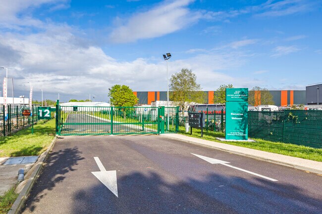 Plus de détails pour Rue De L'Equerre, Saint-Ouen-l'Aumône - Bureau, Local d'activités à louer
