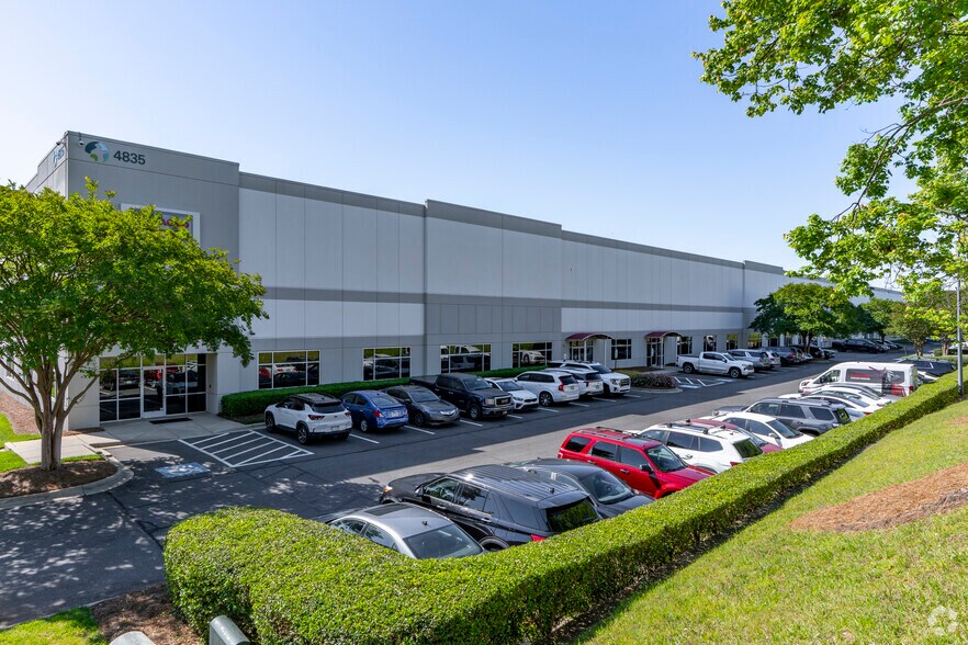 4835 Sirona Dr, Charlotte, NC à louer - Photo principale – Image 2 sur 3