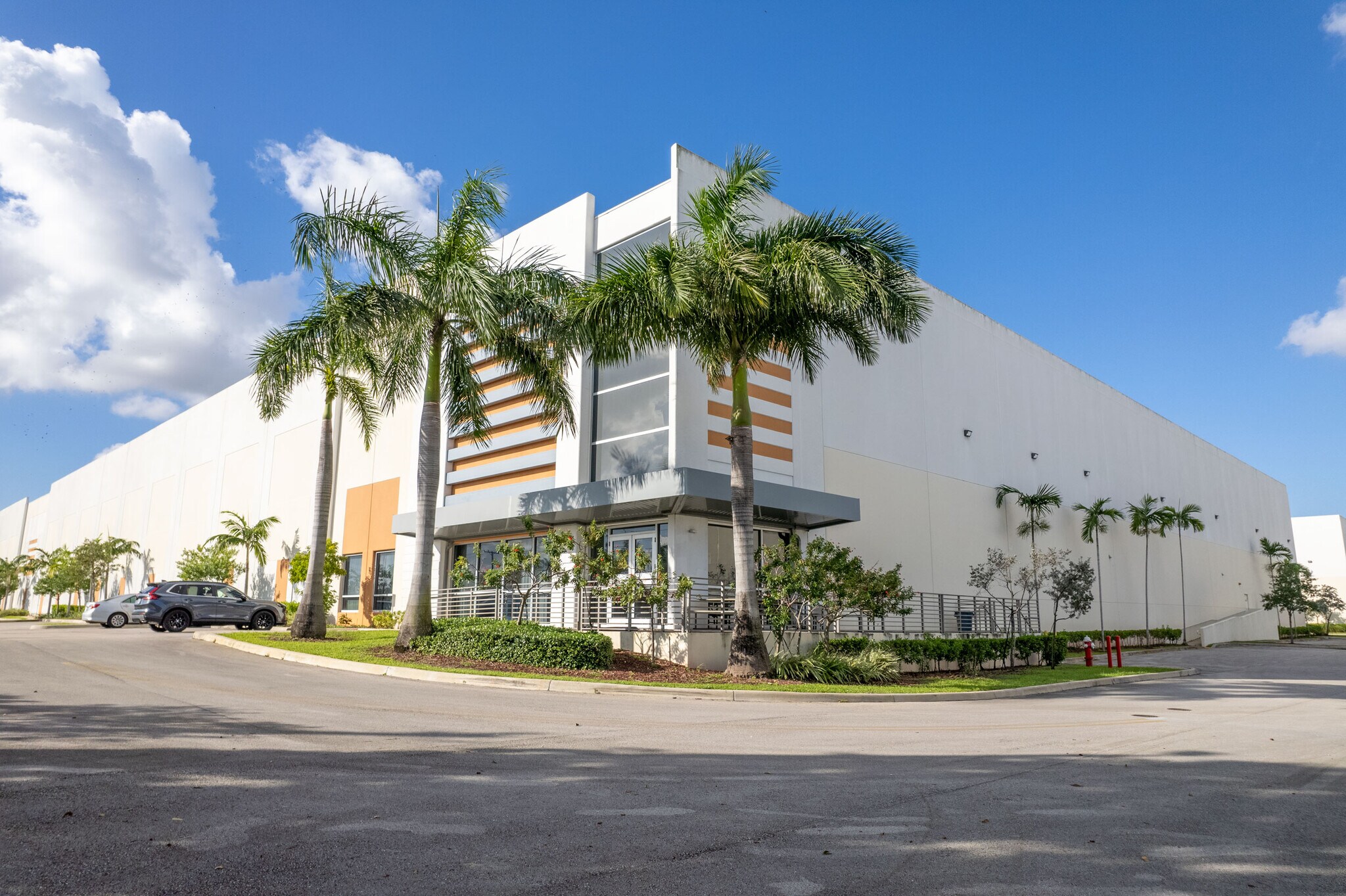 5821 E 10th Ave, Hialeah, FL à louer Photo de l’immeuble– Image 1 sur 7