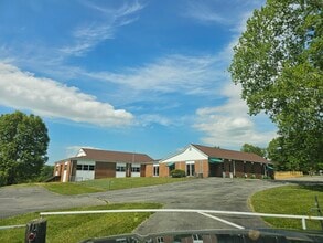 208 V I Ranch Rd, Bristol, TN à louer Photo de l’immeuble– Image 1 sur 8