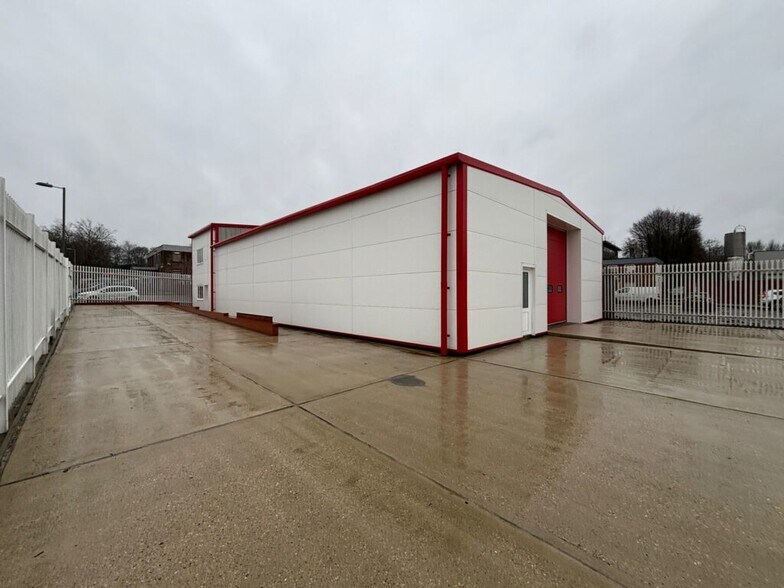 1 Mayflower Close, Eastleigh à louer - Photo de l’immeuble – Image 3 sur 3